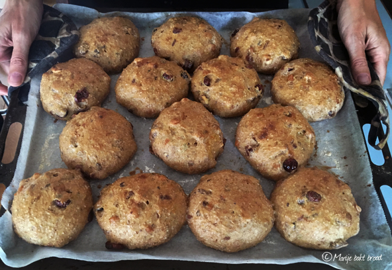 Notenbroodjes gebakken - Marije Bakt Brood