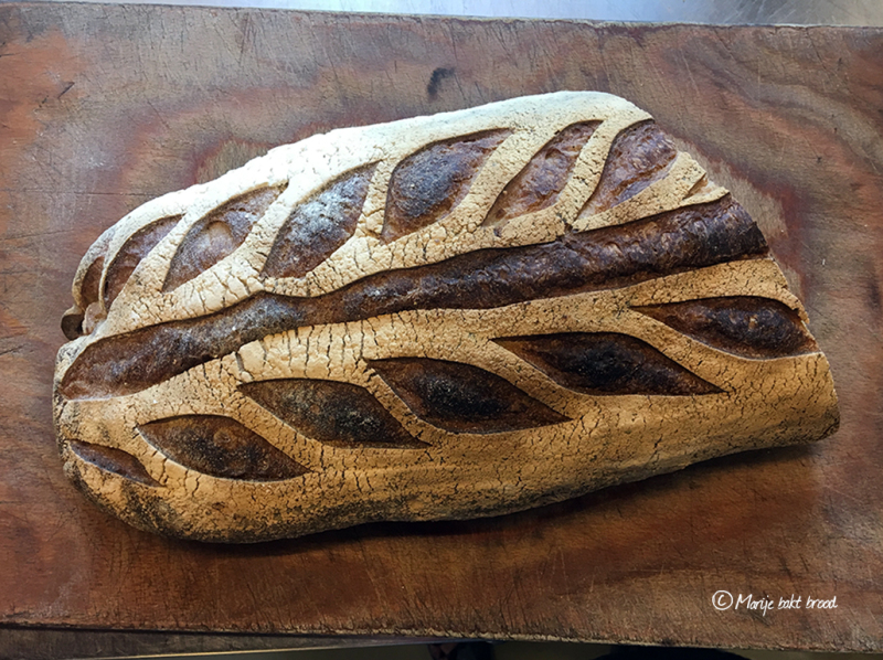 Zelf brood bakken : mooi donkerbruin gebakken brood met korenaar motief