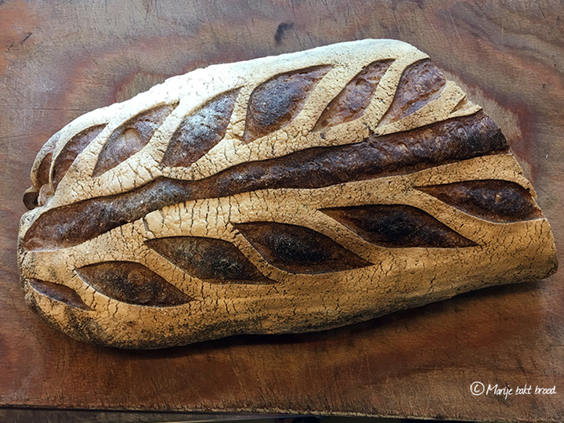 Zelf brood bakken : mooi donkerbruin gebakken brood met korenaar motief