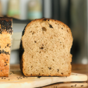 Speltbrood met zwart sesamzaad close - Marije Bakt Brood