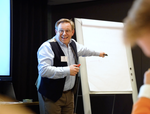 Stefan de Cuyper vertelt enthousiast hoe je een leadgenerator bouwt tijdens de praktische workshop Pak De Crisis Aan van marketingplanner.be