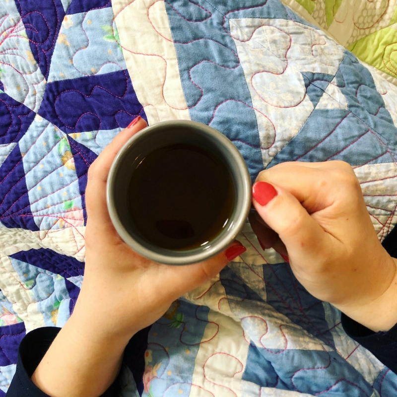 Koffie drinken met quilt