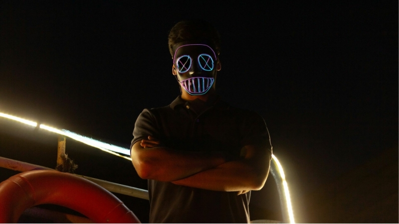 persoon-met-masker persoon-met-masker