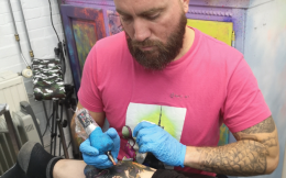 Marcel zet een disney tattoo
