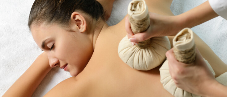 Wat is een kruidenstempelmassage?