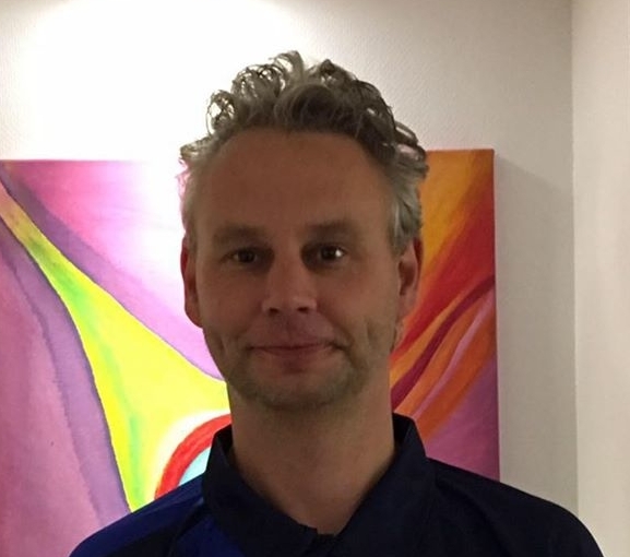 Portretfoto van Michel Elzinga – zachte uitstraling, symbool voor rust, bewustzijn en zachtheid binnen zijn praktijk in Steenwijk.