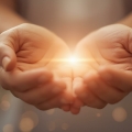 Open handen die zacht licht ontvangen, symbool voor energie, ontspanning en innerlijke rust tijdens een Flow-sessie bij Massagepraktijk Elzinga.