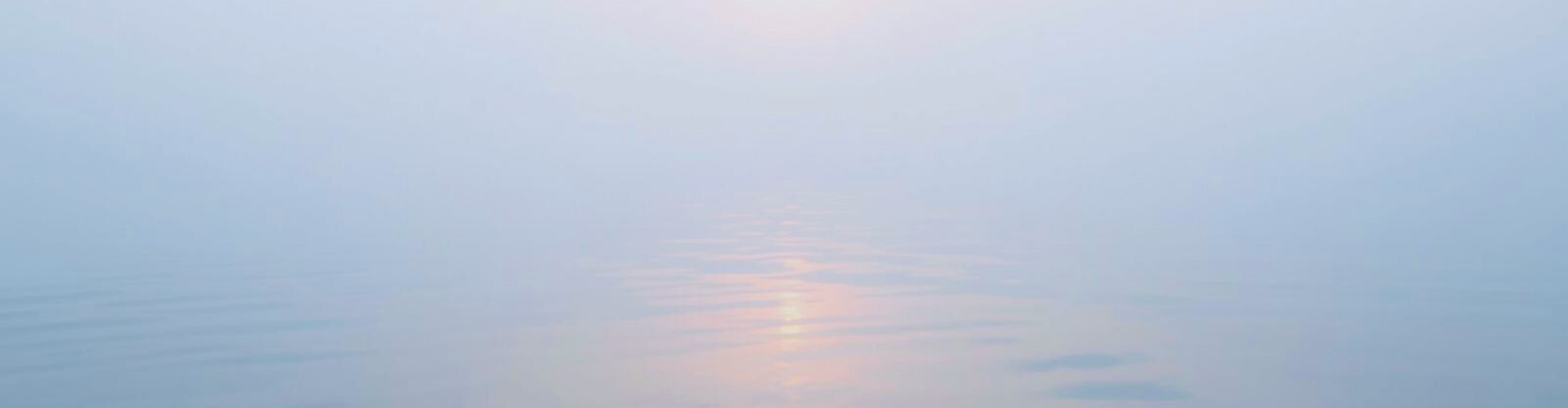 Zacht licht dat weerspiegelt op stil water, symbool voor afronding, rust en aarding na een Flow sessie bij Michel Elzinga in Steenwijk. Dit beeld ondersteunt de afronding van de Flow sessie, waarin ontspanning, aarding en helderheid rustig kunnen doorwerken.