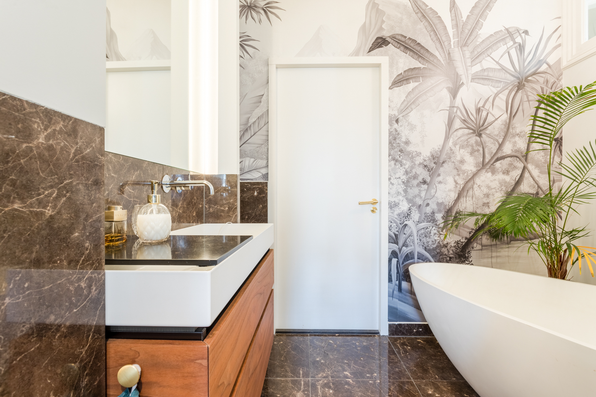 Badkamer herenhuis micro wellness natuursteen vrijstaand bad wandschilderingen maatwerk tropisch