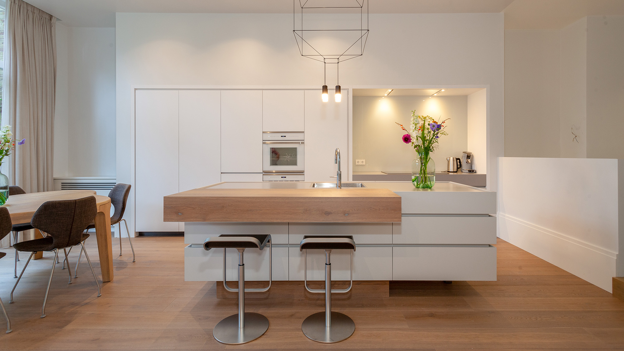 Kookeiland aanschuiven minimalistisch interieur eetkamer