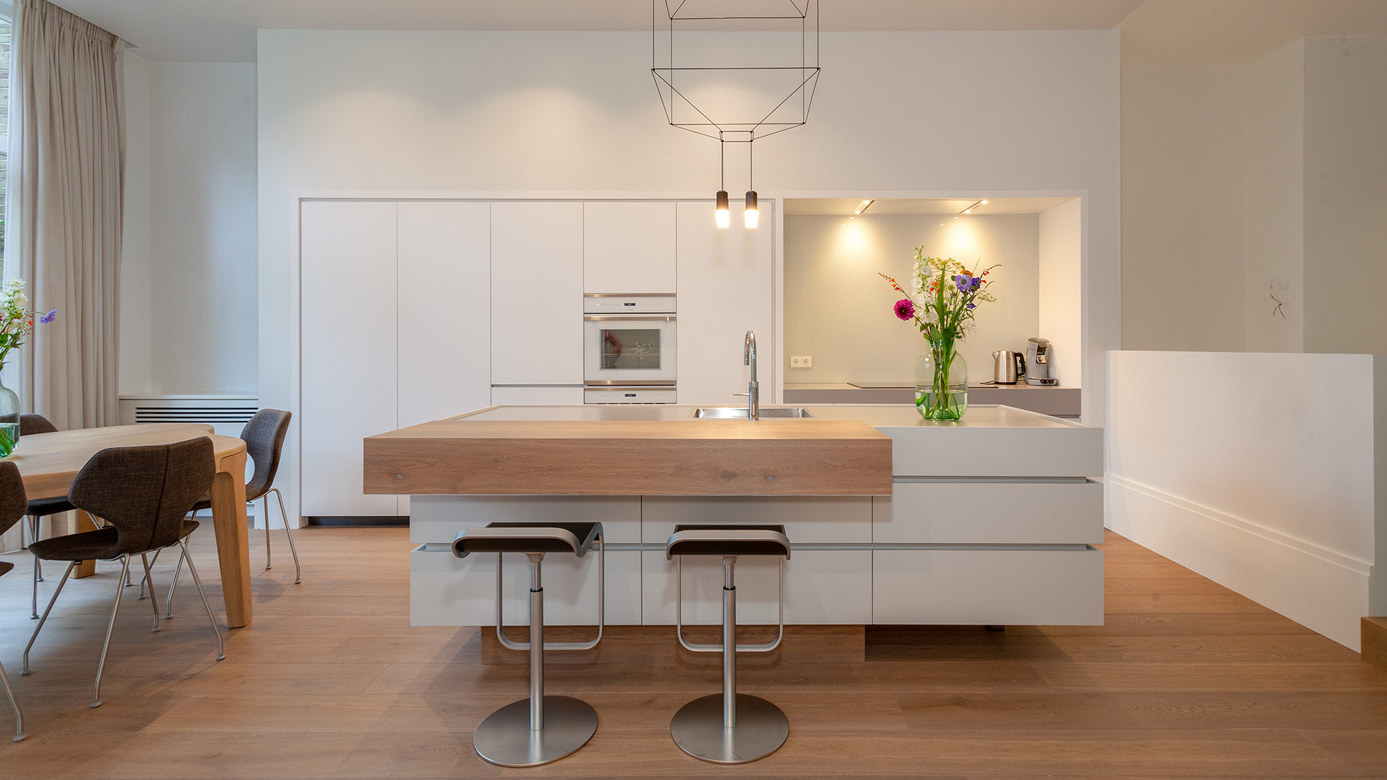 null Kookeiland aanschuiven minimalistisch interieur eetkamer