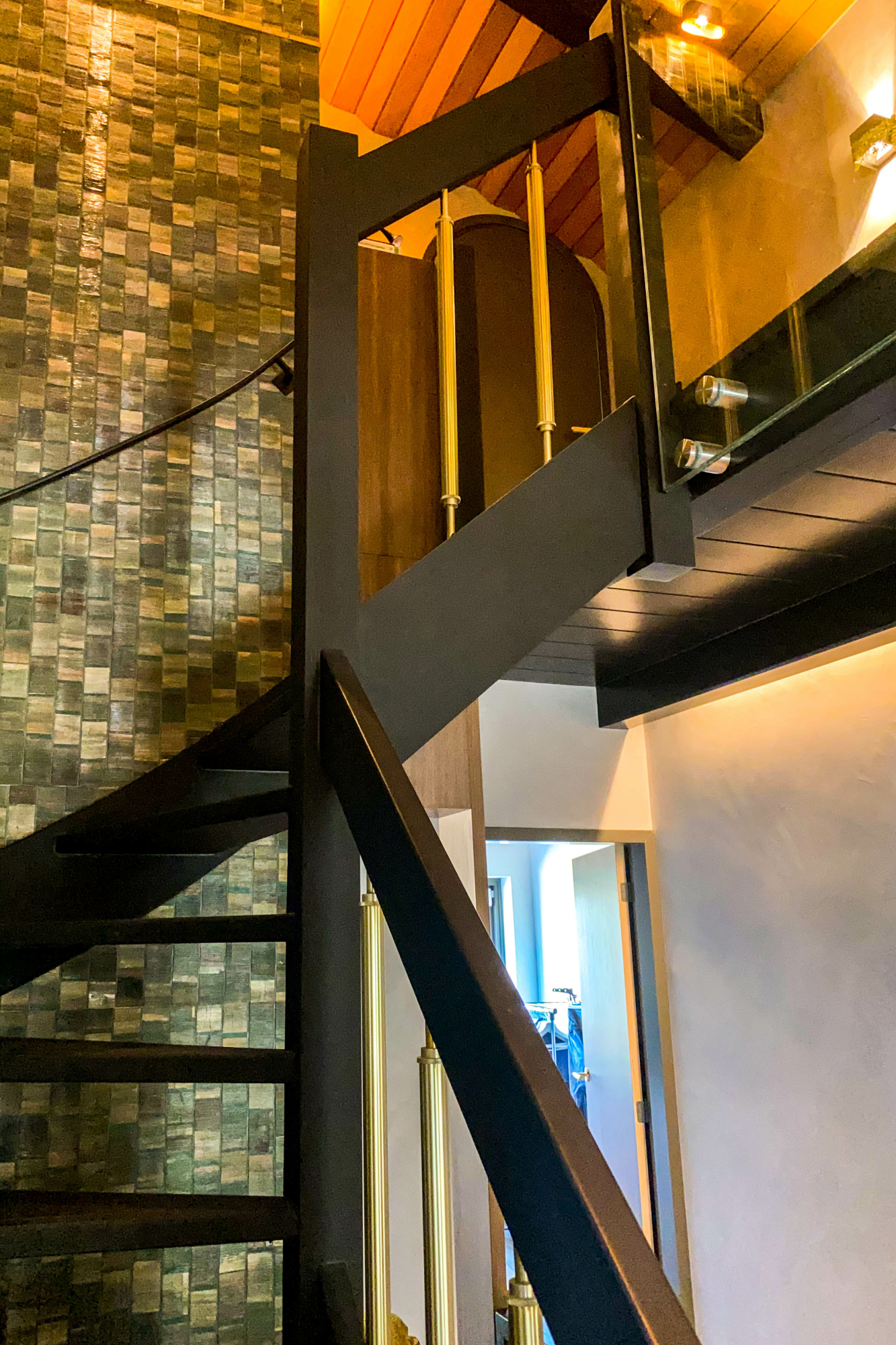 De bestaande trap bleef, weliswaar in een andere kleur, maar mét de bestaande spijlen.