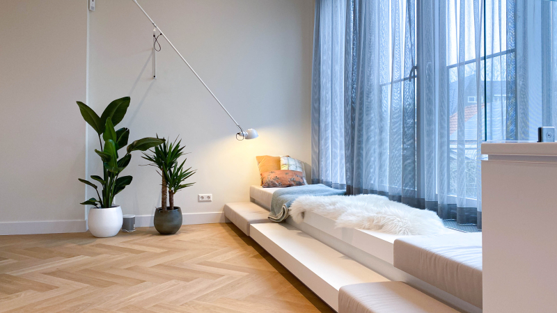 Tijdloos interieur met rust en structuur Lichte leefruimte met grote maatwerk meubels en natuurlijke materialen, ontworpen voor rust en balans