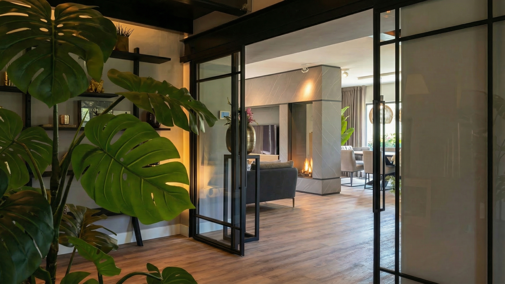 Interieurontwerp vrijstaande villa Rhoon — woonkamer met stalen pui en mountain oak vloer Interieurontwerp vrijstaande villa Rhoon — woonkamer met stalen pui en mountain oak vloer