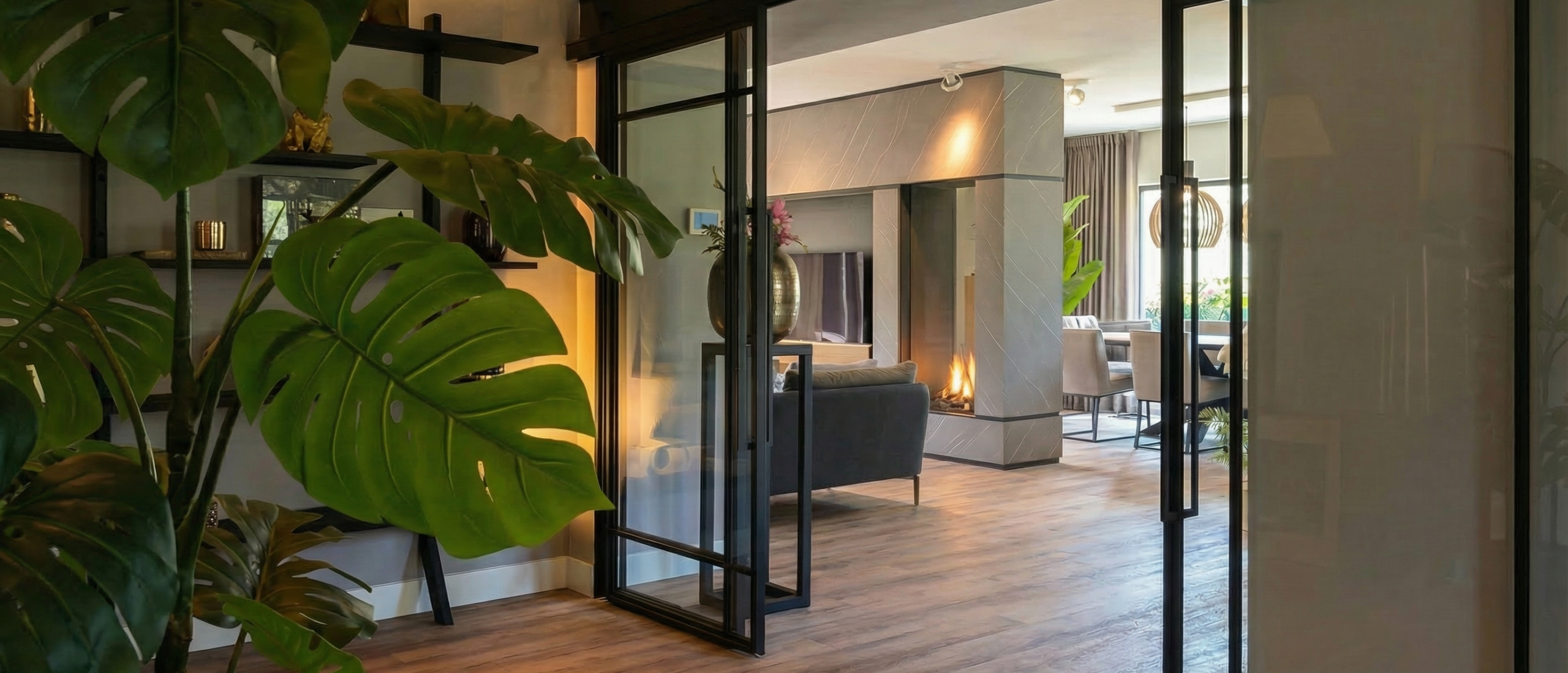 Interieurontwerp vrijstaande villa Rhoon — woonkamer met stalen pui en mountain oak vloer