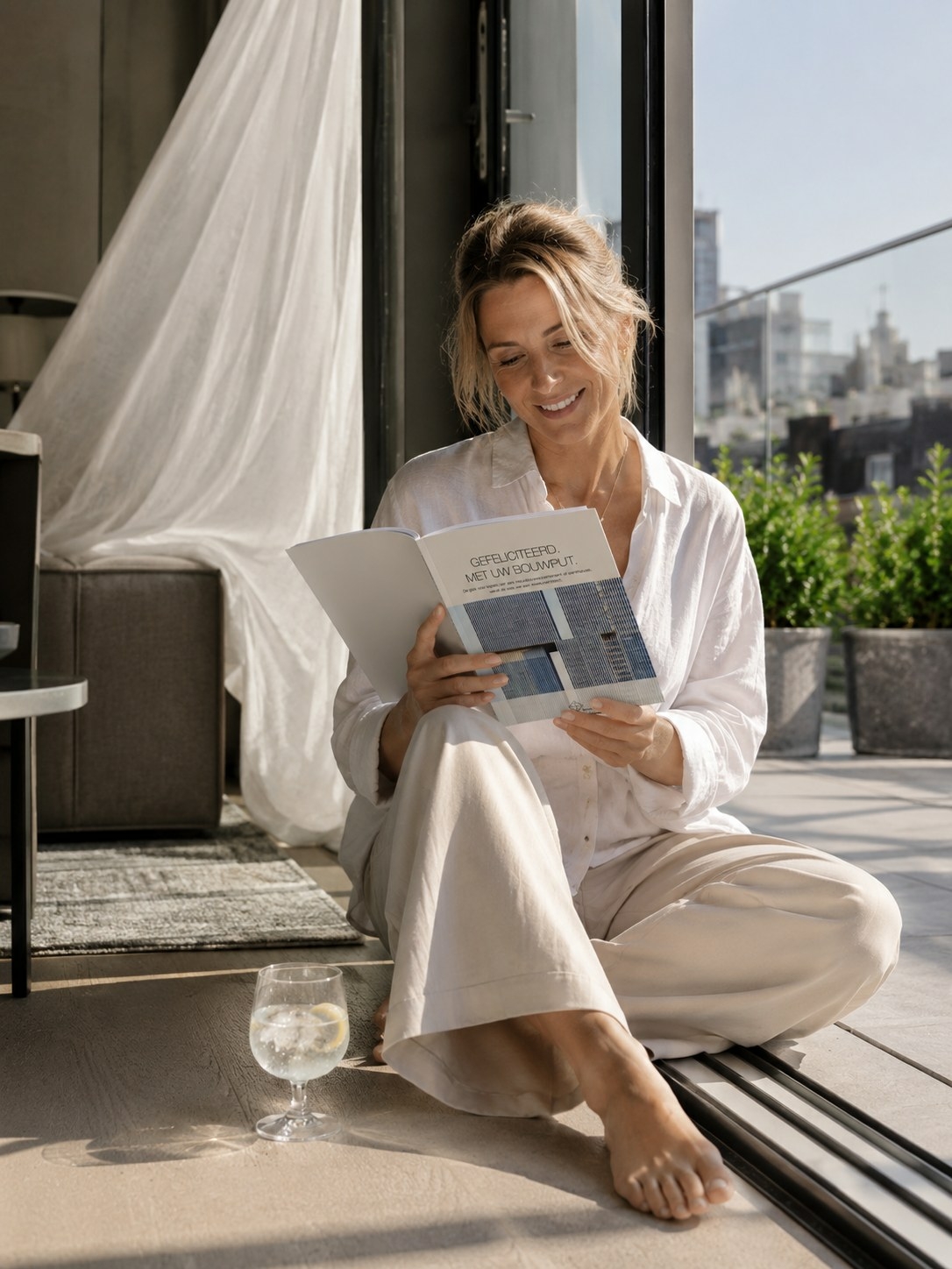 De nieuwbouwgids wordt gelezen op een penthouseterras