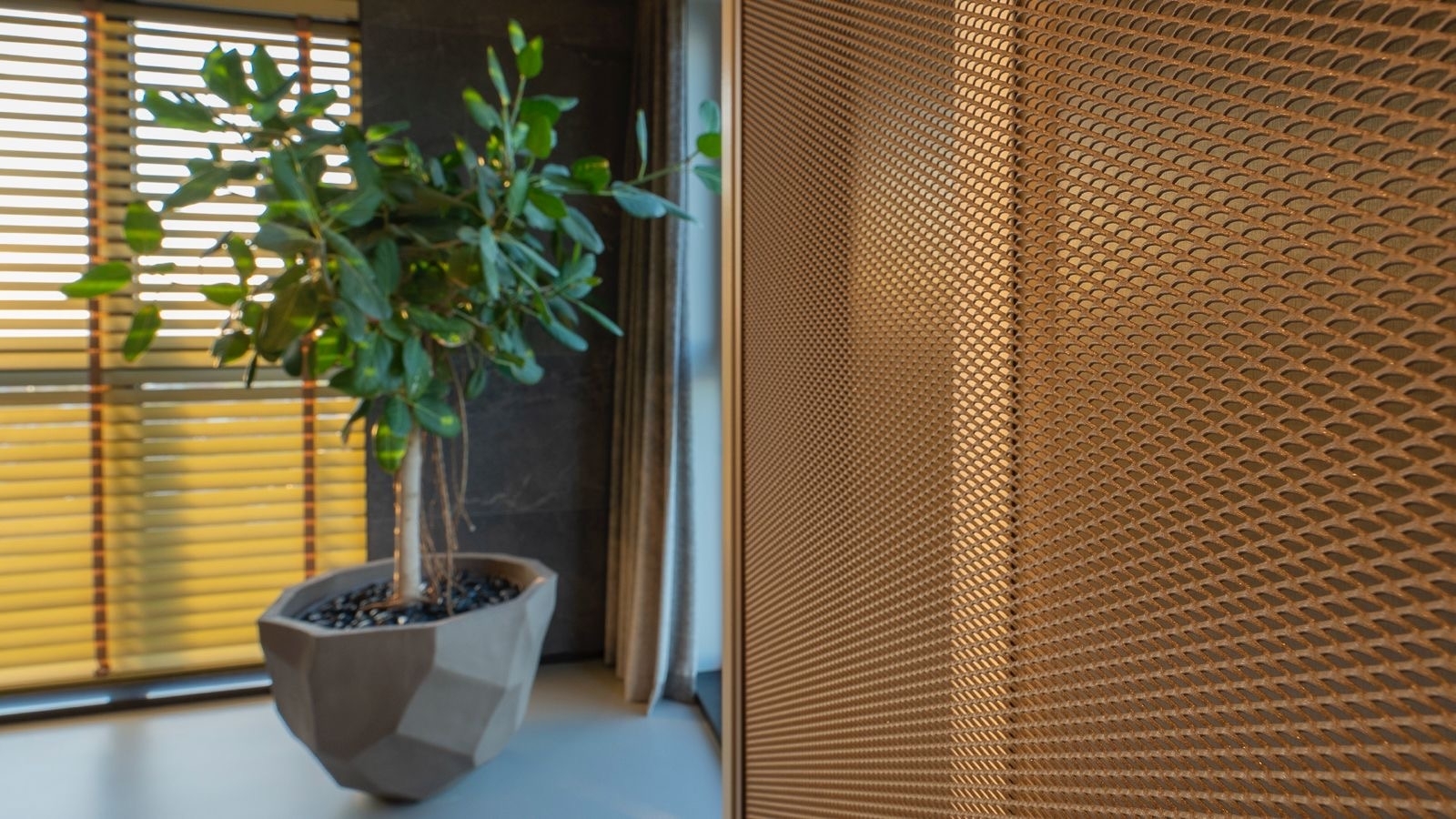 Maatwerk strekmetaal kolomafwerking met lichtdetail, high-end interieur in achtergrond.