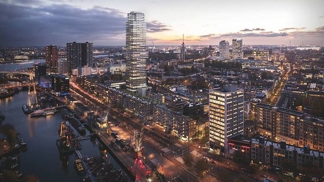 Skyline van Rotterdam bij avond, met de Cooltower prominent in beeld.