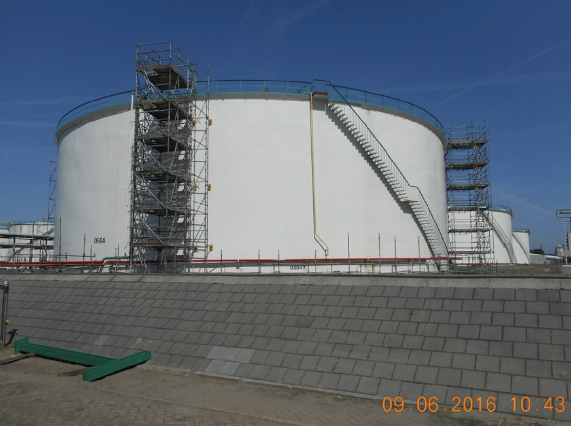 Scaffold built on a storage tank with Controlock technology