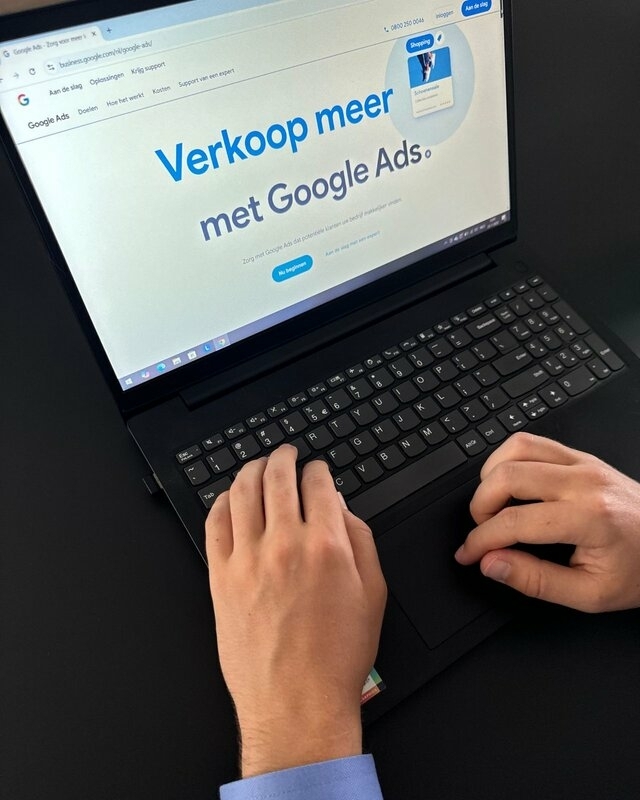 werk sea freelancer SEA freelancer is aan het werk achter laptop