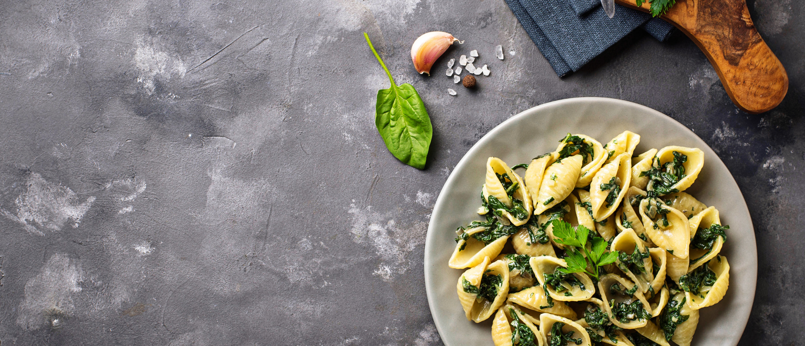 Simpele vegan pasta met roomsaus, zo maak je dat.