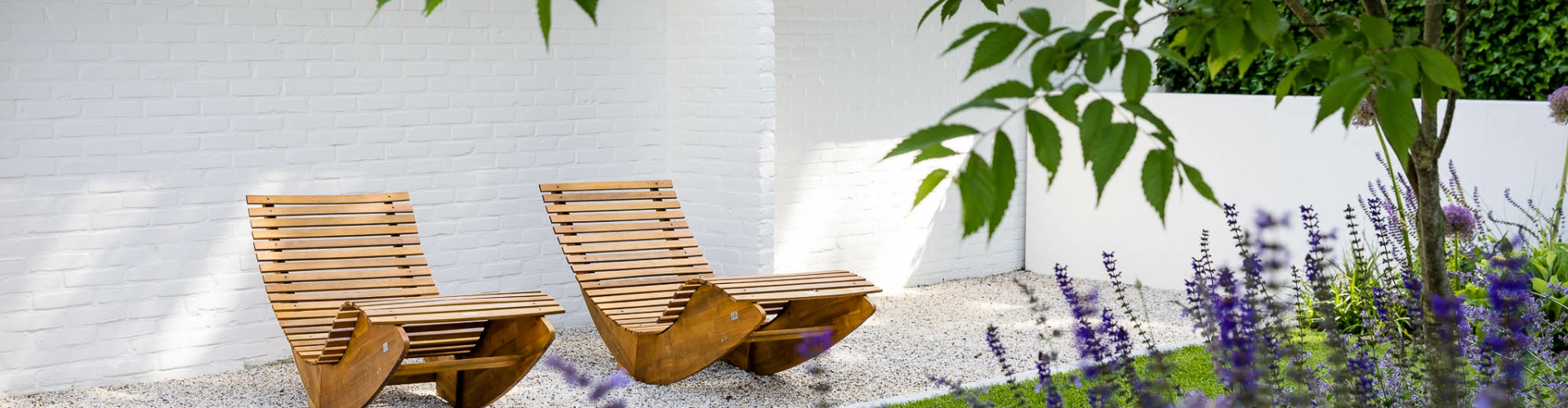 tuin met houten meubelen