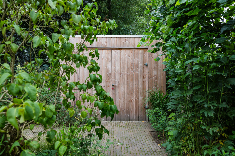 houten deur in tuin plaatsen
