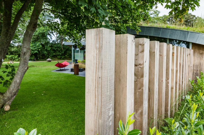 houten palen in tuin als muur