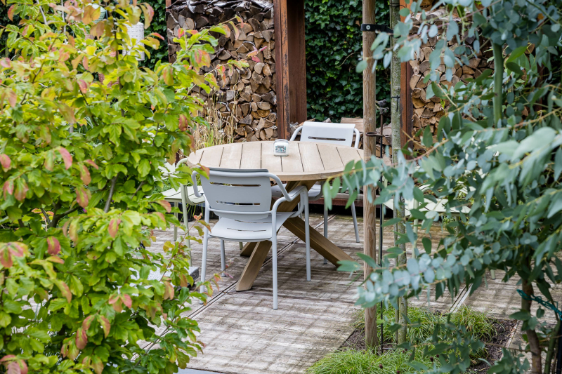 ronde eettafel voor de tuin