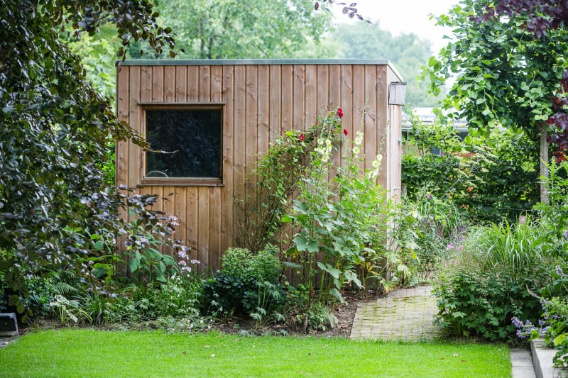 houten blokhut in tuin