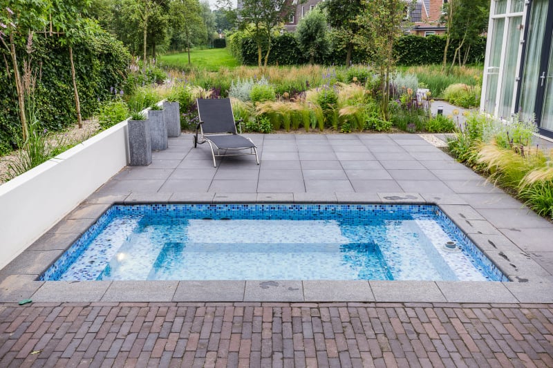 tuin met zwembad aanleggen