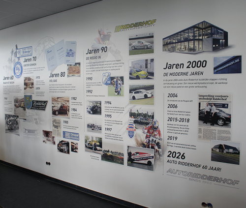 Fotowand van 60 jaar Autobedrijf Ridderhof in showroom Hengelo