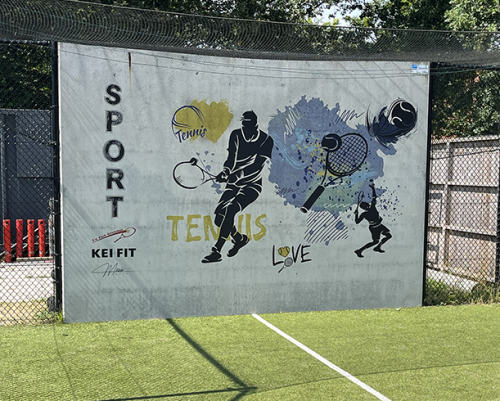 Fotowand print op buitenmuur tennisbaan Haaksbergen