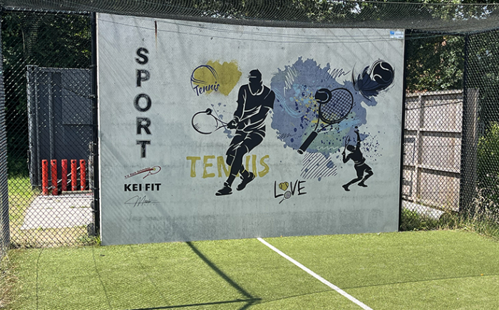 Fotowand print op buitenmuur tennisbaan Haaksbergen
