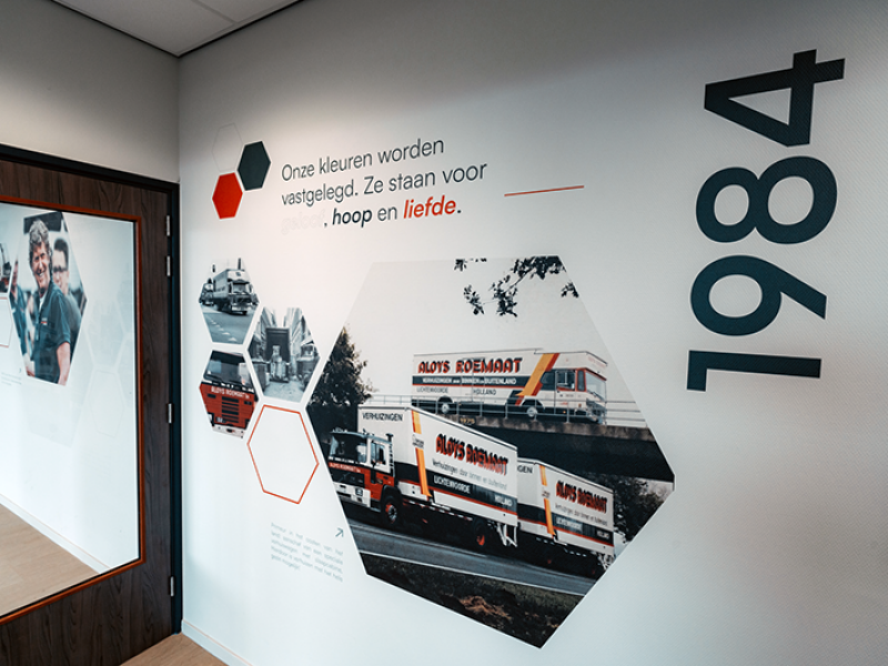 Grote muurprint in hal van transportbedrijf in Varsseveld