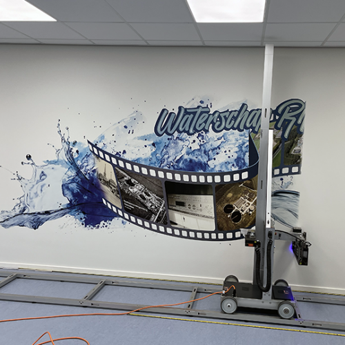 Interieurprint op wand in informatieruimte waterzuivering
