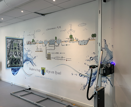 Logo van Waterschap Rijn en IJssel op muur Arnhem