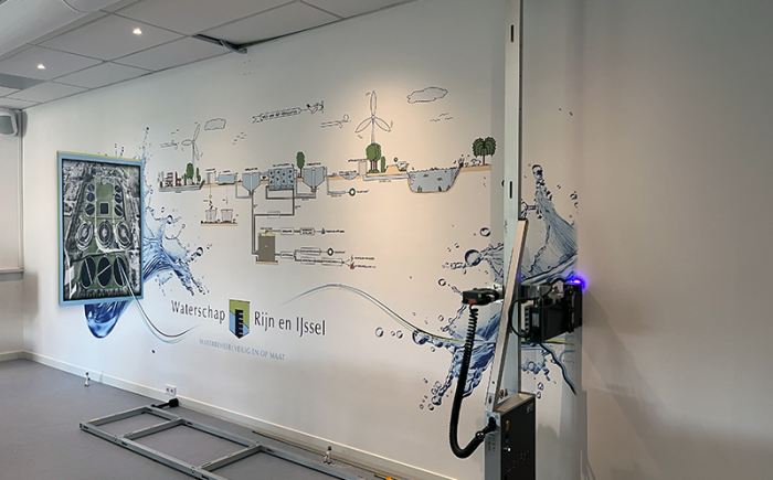 Logo van Waterschap Rijn en IJssel op muur Arnhem