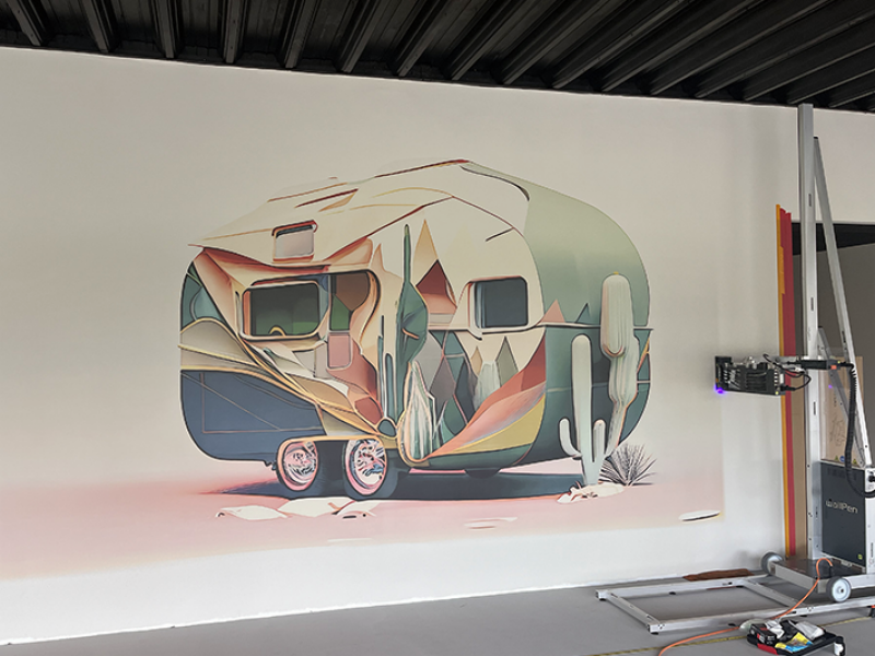 Muurdecoratie met caravan in bedrijfspand Lichtenvoorde