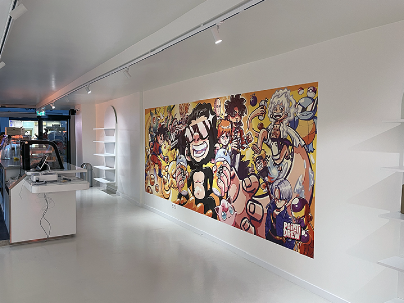 Muurdecoratie met superhelden in horecagelegenheid
