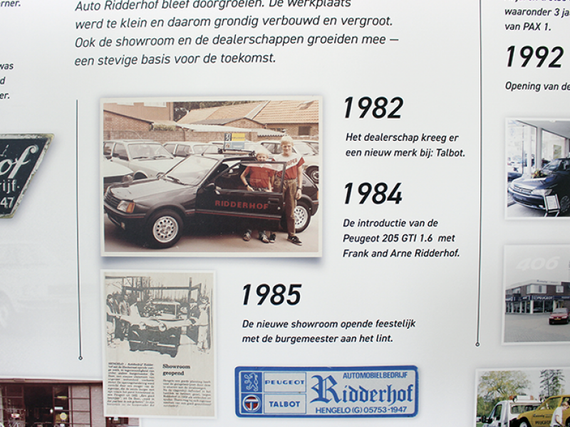 Muurprint over de geschiedenis van het familiebedrijf Autobedrijf Ridderhof in Hengelo