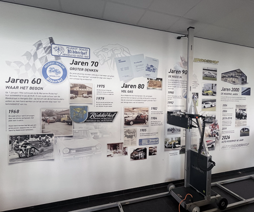 Muurprint met archiefbeelden en oude foto’s van Autobedrijf Ridderhof in Hengelo