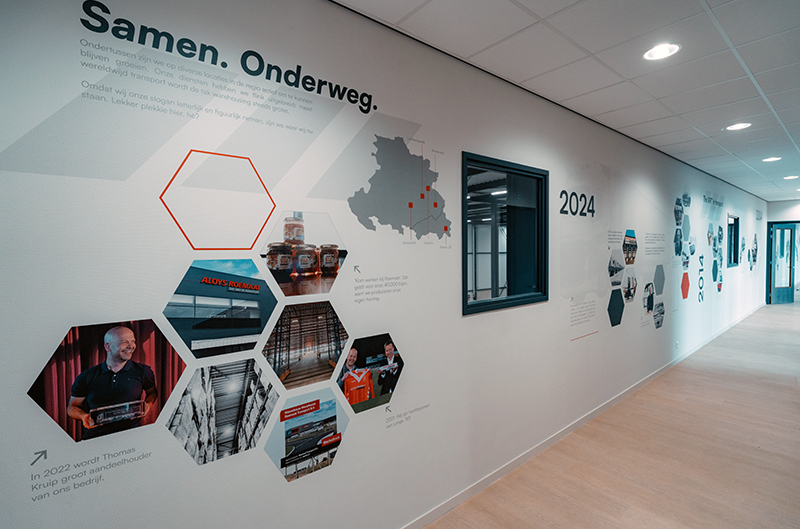 Muurprint met bedrijfsgeschiedenis geplaatst in Varsseveld