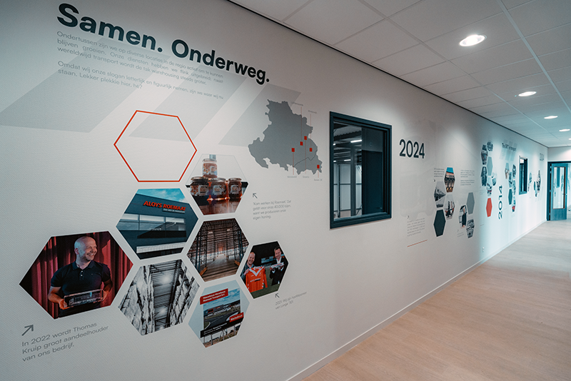Muurprint met bedrijfsgeschiedenis geplaatst in Varsseveld