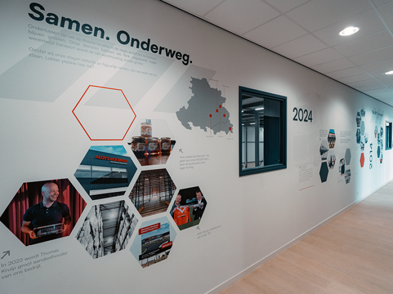 Muurprint met bedrijfsgeschiedenis geplaatst in Varsseveld