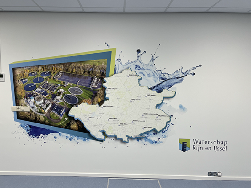 Muurprint waterbeheer in informatielokaal waterzuivering in Etten
