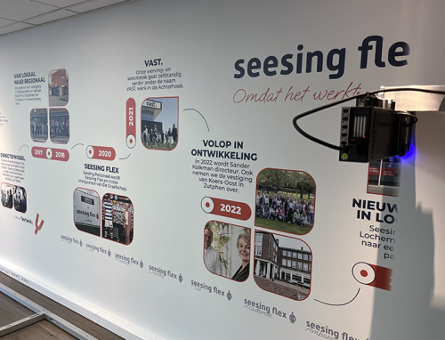 Grote muurprint van 9 meter in kantoorruimte