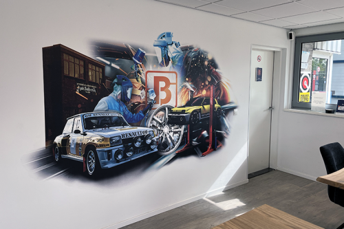 Muurprint met Renault 5 Turbo in autoschadebedrijf