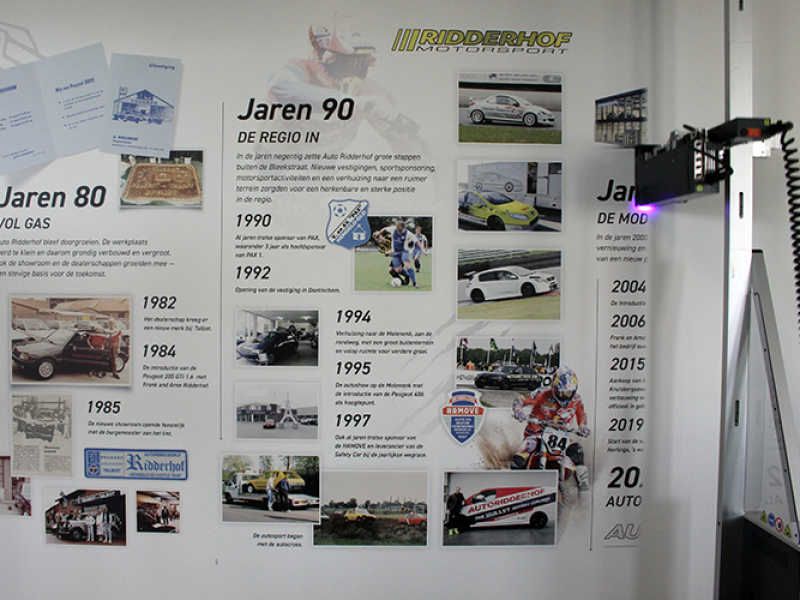 Muurprint jubileum 60 jaar Autobedrijf Ridderhof in showroom Hengelo