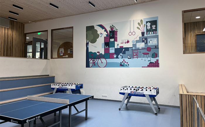 Grote wallprint als eyecatcher in aula Wallprint in aula van school in Amersfoort